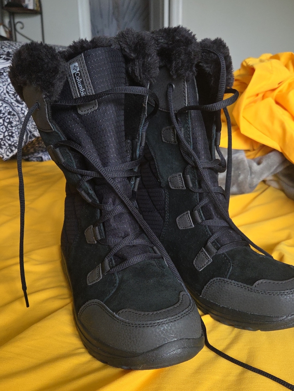 Columbia Women's Black Insulated Winter Boots Sz 8.5 & Waterproof